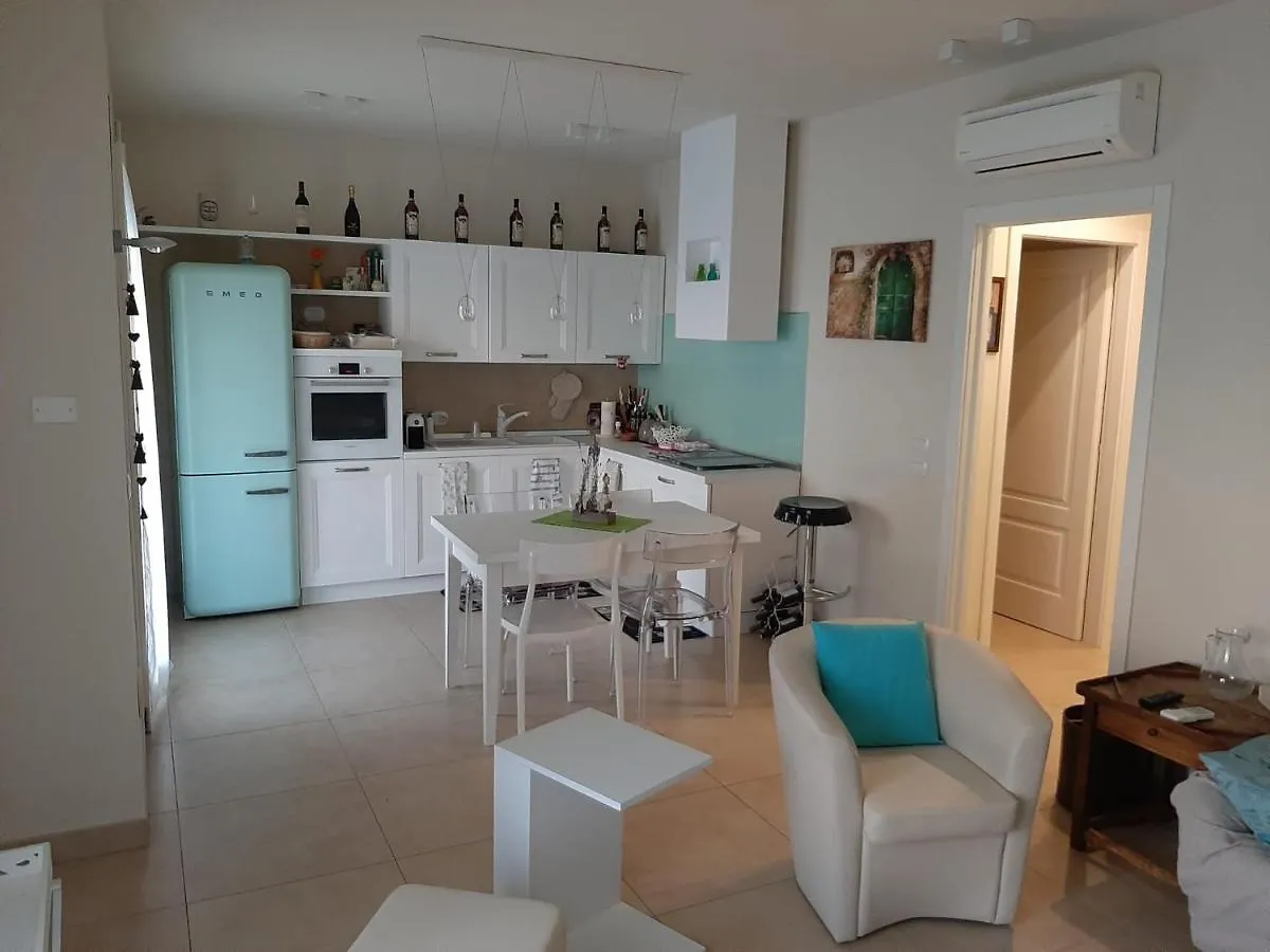 Nuova Casa Al Lago Con Piscina Desenzano del Garda Apartment